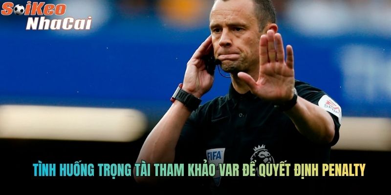 Tình huống trọng tài tham khảo VAR để quyết định penalty